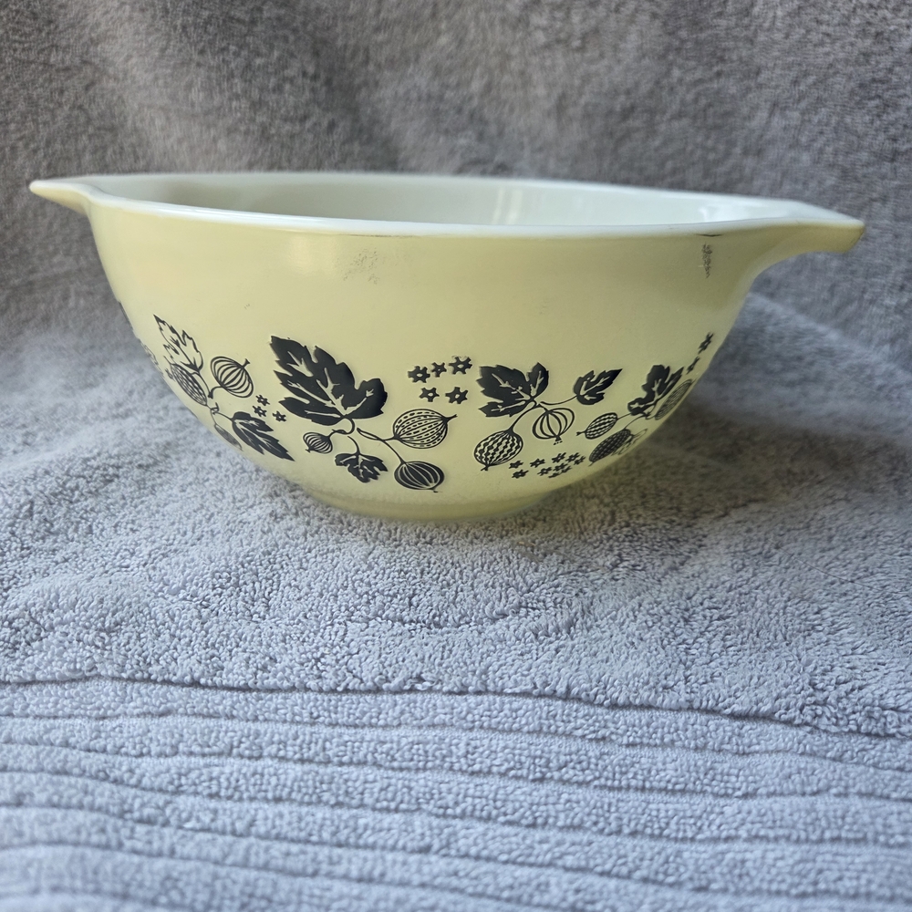 PYREX 442 1.5qt Gooseberry Cinderella Bowl